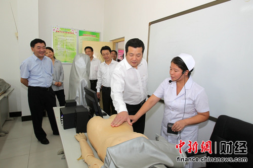 俞江林總裁參觀實訓基地。