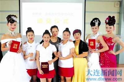 2014年全國職業院校中職組美發與形象設計專業技能大賽，大連女子職專學生任雪娜、丁琳琳、張東奇分獲兩金一銀的佳績，指導教師趙舒琪、于竺平獲評優秀指導教師。