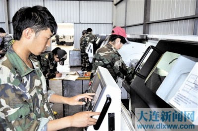 長興島職校數控專業的學生在實訓操作。
