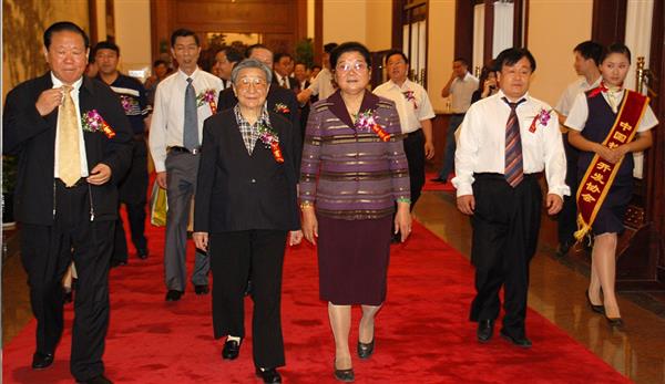 全國政協副主席錢正英（左一）、十五屆中央委員顧秀蓮（左三）、國務院扶貧主任，政協常委胡富國（左一）、北方汽車專修學校曹振峰董事長（右一）在人民大會堂共同出席北方學校七千萬扶貧工程